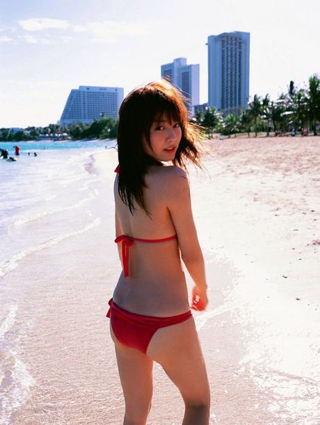 Captivating gravure idol shows off in her bikini at the beach