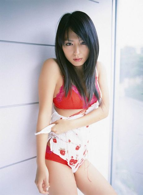 Beautiful long haired gravure idol is exquisite in her bikini