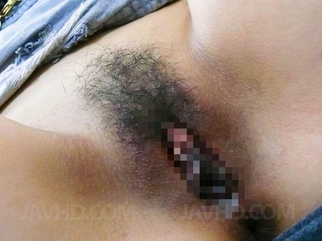 Inserted from the back, and while thrusting hard in missionary position, the cock is still stuck in her mouth! If you keep thrusting hard with your legs open,