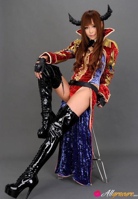 Sayuri Ono Asian looks amazing in long boots and traditional suit