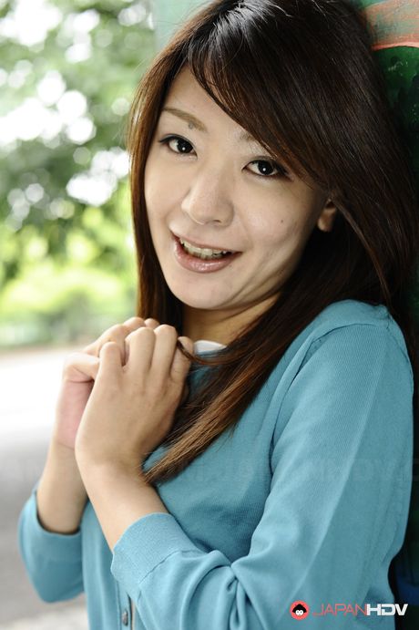 Cosplay fan Tomomi Matsuda is aroused outdoors