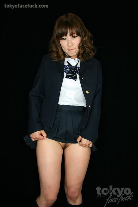 Schoolgirl Nana locks herself in a cage in complete darkness for 48 hours