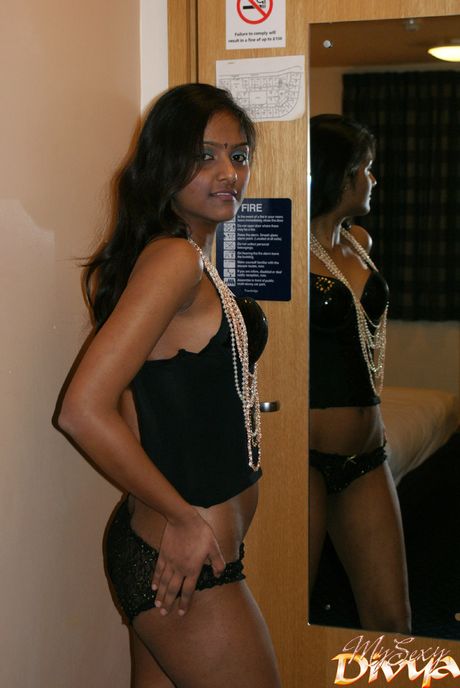 Amateur babe Divya Yogesh shows her hot booty and tits in a solo