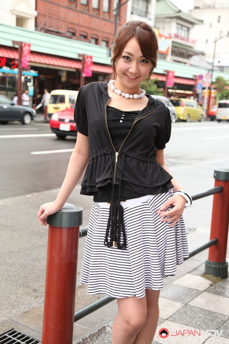 Super hot Japanese teen Ryo Akanishi shows off her sexy body outdoors