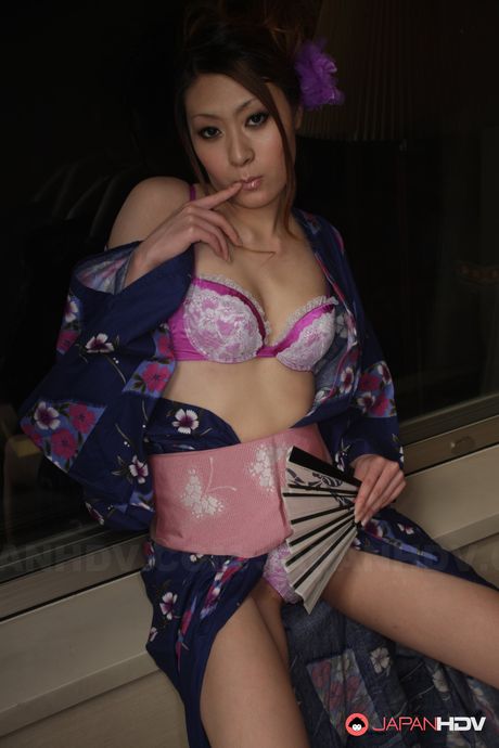 Sexy Yuka Kurosawa  takes her kimono off and teases for the camera