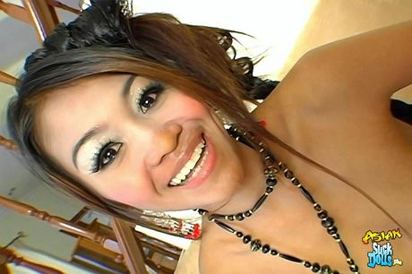 Asian teen Tong gets her pussy plugged by a horny guy
