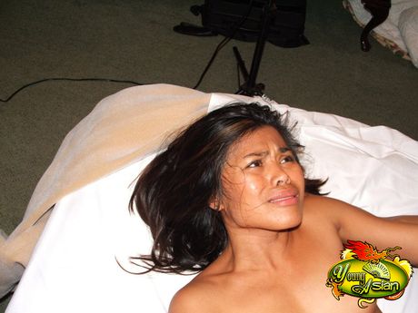 Amateur Asian girl with a hot butt gets her hairy cunt drilled by a big cock