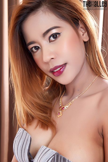 Asian babe Linda shows her hairy cunt and her nice ass in a solo