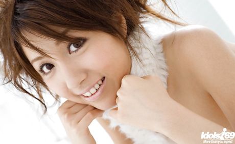 Very attractive japanese hottie Rika Yuuki exposes her ass